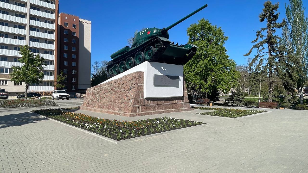 Вдоль трасс в новых регионах приведено в порядок немало территорий возле памятных мест, посвящённых годам и подвигам Великой Отечественной войны Только силами Автодора благоустроено порядка 20 таких пространств. В Мариуполе, сёлах Васильевка и Раздольное, а также других населённых пунктах ДНР заасфальтировали тротуары. В Червоной Поляне ЛНР расчистили территорию, отремонтировали и покрасили бетонные поверхности, у памятника советским воинам близ села Верхняя Покровка заменили повреждённые железобетонные плиты и обустроили площадки для остановки автотранспорта. В Запорожской области работы провели у памятников, расположенных вдоль автодороги Токмак – Черниговка.