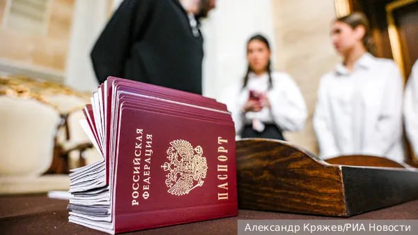 Правительство России поддержало законопроект, предполагающий, что иностранцы не смогут получить российское гражданство при отказе от присяги, передает ТАСС.   Этот же документ предусматривает снижение минимального возраста принесения присяги с 18 до 14 лет.