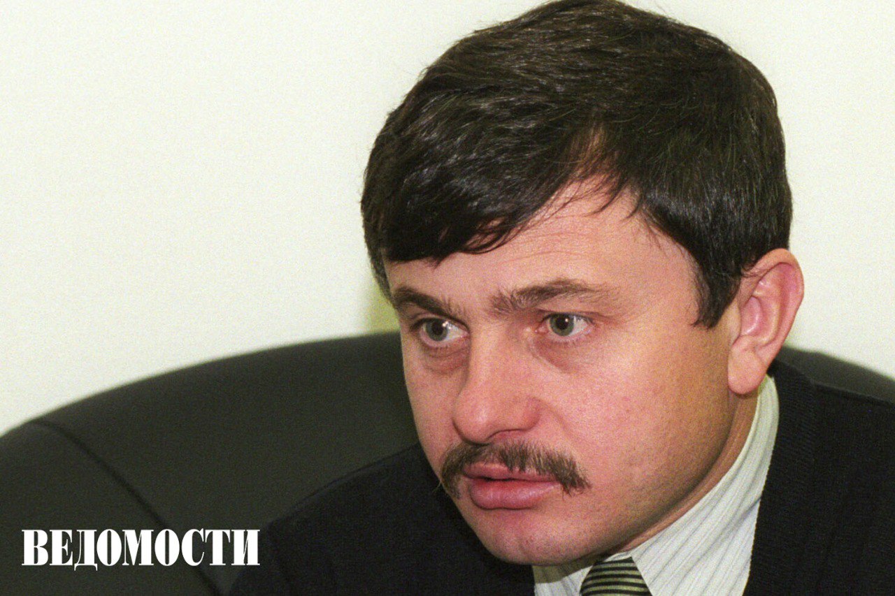 Умер бывший губернатор Новгородской области Михаил Прусак ему было 65 лет Об этом сообщил нынешний врио главы региона Александр Дронов в социальной сети Вконтакте Михаил Михайлович возглавлял Новгородскую область в очень непростые годы Но его профессионализм смелость умение брать на себя ответственность и принимать подчас непопулярные решения позволили региону сделать важнейшие шаги в развитии написал он Прусак родился 23 февраля 1960 года в селе Джурков Коломыйского района Ивано Франковской области Украинской ССР В 1979 году он окончил Коломыйское педагогическое училище Был депутатом и членом комитета Верховного совета СССР по вопросам работы советов народных депутатов развития управления и самоуправления входил в межрегиональную депутатскую группу В июне 1991 года был доверенным лицом бывшего президента Бориса Ельцина на выборах президента РСФСР Возглавлял Новгородскую область с 1991 по 2007 год Подпишитесь на Ведомости