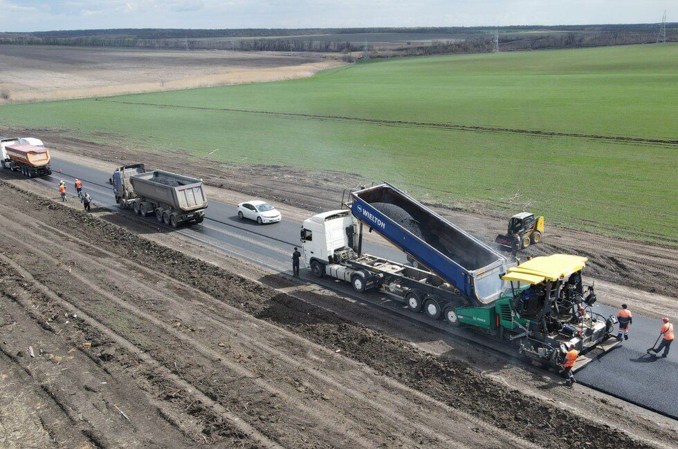 План «Автодора» по ремонту дорог в ДНР выполнен более чем наполовину «Автодор» в этом году планирует восстановить в Республике 230 км автомобильных дорог. Верхний слой асфальта уложили уже более чем на 50% участков. «Дорожники Госкомпании полностью уложили асфальт на 118 км участков дорог нашего региона. Доля укладки нижних слоев покрытия составила 75% 173 км . На объектах трудятся свыше 550 специалистов подрядных дорожных организаций. В работах задействовано 374 единицы специализированной техники», — сообщили в Минтрансе ДНР. Фото: Минтранс ДНР Читать полностью Подписаться