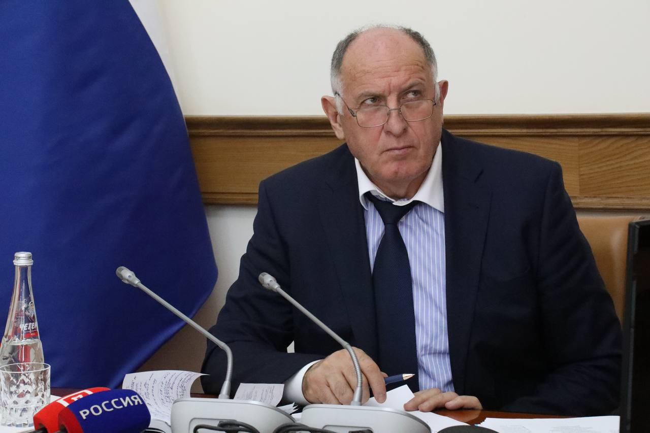 За 4 месяца в Дагестане произошло 397 ДТП Неутешительную статистику на заседании Правительственной комиссии Республики Дагестан по обеспечению безопасности дорожного движения озвучил премьер-министр Дагестана Абдулмуслим Абдулмуслимов. Среди всех видов ДТП наиболее частыми стали столкновения транспортных средств. Вместе с тем, общие данные по статистике происшествий и показателям смертности в этом году несколько снизились. Так, за период с января по апрель 2025 года произошло 397 дорожно-транспортных происшествий, что на 12,2 % меньше по сравнению с аналогичным периодом прошлого года 452 . В результате ДТП погиб 91 человек, что на 6,2 % меньше по сравнению с прошлым годом, ранено – 555 человек снижение на 11,6% . Есть и объективные причины: рост количества автомобилей, переориентация грузовых и пассажирских транспортных потоков, и в итоге – увеличение интенсивности движения на определенных участках дорог. Наши первоочередные задачи – не просто сохранить положительную динамику по снижению аварийности и смертности на дорогах, но и системно заниматься разработкой дополнительных мер по улучшению ситуации исходя из современных реалий». Премьер-министр республики напомнил о задачах Главы Дагестана Сергея Меликова, озвученных им в Послании Народному Собранию относительно ситуации на дорогах. В том числе глава региона отмечал, что в числе основных причин трагедий на дорогах: выезд на полосу встречного движения, несоблюдение ПДД, превышение установленной скорости. Действительно, практика показала, что основные факторы, влияющие на частоту ДТП, связаны с человеком, прежде всего с водителем, а уже потом – с техническим состоянием транспортных средств или дорог, и какие бы меры ни принимались госорганами, многое зависит от самих граждан, их культуры вождения, личной заботы о сохранении собственной жизни и здоровья, а также жизни и здоровья окружающих . Тем не менее, подчеркнул Абдулмуслим Абдулмуслимов, задачей органов государственной власти Республики Дагестан, Управления ГИБДД МВД по РД, органов местного самоуправления, гражданского общества, образовательных и религиозных организаций остается: принятие необходимых мер для формирования культуры безопасного поведения на дороге; использование всех видов возможных инструментов для предупреждения ДТП, снижения их тяжести и ликвидации последствий.