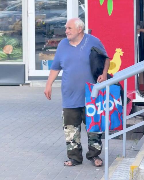 В Колтушах задержали неадеквата пристававшего к девочкам Местные жители в соцсетях пожаловались на озабоченного мужика который разгуливает по улицам и пристаёт к женщинам и детям Был задержан неадекват оказавшийся клиентом психдиспансера По словам местных незнакомец пытался трогать прохожих женщин за интимные места а 10 летнюю школьницу вообще схватил за волосы и пытался утащить в кусты но ей удалось вырваться и сбежать Мать девочки написала заявление в полицию По данным Фонтанки задержанный пожилой мужчина состоит на учёте в ПНД из за проблем с психикой Решается вопрос о возбуждении уголовного дела GradSPb Места СПб TodaySPb Новости СПб