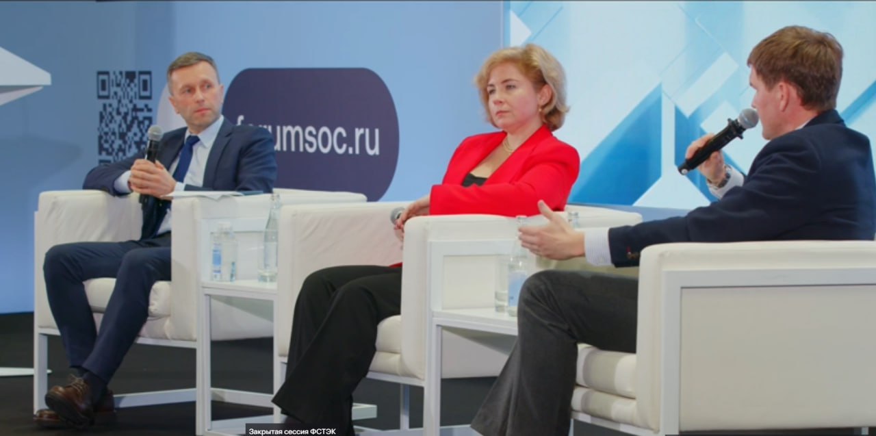 На SOC Forum 2025 представители ФСТЭК России и НКЦКИ ответили на актуальные вопросы о регулировании отрасли ИБ Государство адаптируется к меняющимся условиям однако участникам рынка зачастую непросто оперативно привести свою деятельность в соответствие с новыми требованиями Начальник управления ФСТЭК России Елена Торбенко подчеркнула что регулятор ждет от бизнеса полного соответствия требованиям и оперативного устранения нарушений иначе в противном случае должна наступать ответственность Законодательство принято давно времени для устранения нарушений было достаточно Количество атак только увеличивается поэтому давайте вместе сделаем нашу жизнь безопаснее А если возникнут проблемы коллеги будем решать обращайтесь предложила Елена Торбенко представителям бизнеса В своем выступлении представитель НКЦКИ ФСБ России Андрей Раевский подчеркнул владельцы информационных ресурсов должны понимать что если видят признак инцидента ИБ нужно реагировать незамедлительно В противном случае возможен крах всей инфраструктуры В свою очередь директор по взаимодействию с органами государственной власти ГК Солар Михаил Адоньев высказался о необходимости организовать постоянный диалог с регуляторами по насущным вопросам регуляторики что помогло бы предприятиям решать бюрократические проблемы ИБ