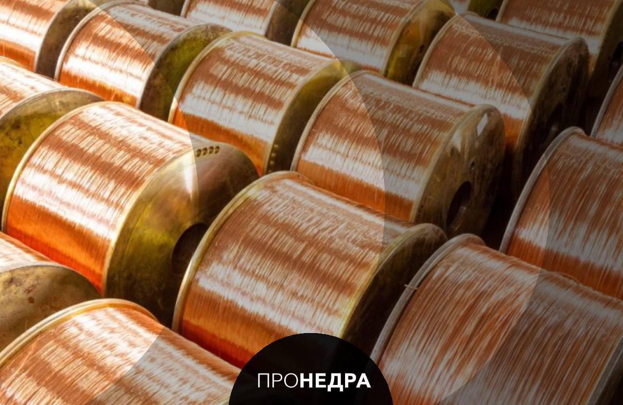 UBS ожидает дефицита меди на рынке в 2026 году Аналитики банка UBS прогнозируют дальнейший рост цен на медь в следующем году на фоне сильного спроса и перебоев в работе рудников в Перу и Индонезии В марте цена ожидается на уровне 11 500 долларов за тонну а к декабрю достигнет 13 000 долларов за тонну Дефицит предложения на рынке по итогам года ожидается в объеме 230 тыс тонн В 2026 году он составит уже 407 тыс тонн Спрос на медь будут стимулировать рост продаж электромобилей инвестиции в возобновляемые источники энергии и электросети   Пронедра Подписывайся