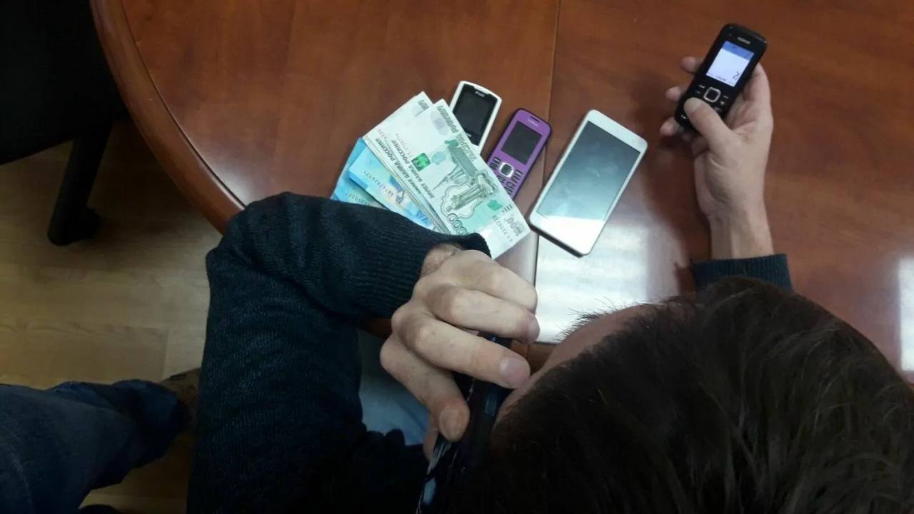 Во Владивостоке старательные мошенники позвонили местному жителю более 5000 раз Специалисты проанализировали объем звонков с признаками спама и мошенничества приморцам в первом квартале 2025 года. С помощью сервиса «Защитник» заблокировано более двух миллионов спам-звонков. «Количество нежелательных звонков в регионе выросло вдвое по сравнению с аналогичным периодом прошлого года. При этом, одному из жителей Владивостока злоумышленники пытались дозвониться более пяти тысяч раз, но все вызовы были заблокированы системой» — сообщают Вести Прим. Чаще всего приморцам звонят из финансовых организаций, а также с рекламой услуг и опросами. Чуть реже беспокоят коллекторы и компании с предложением товаров и услуг. Админу