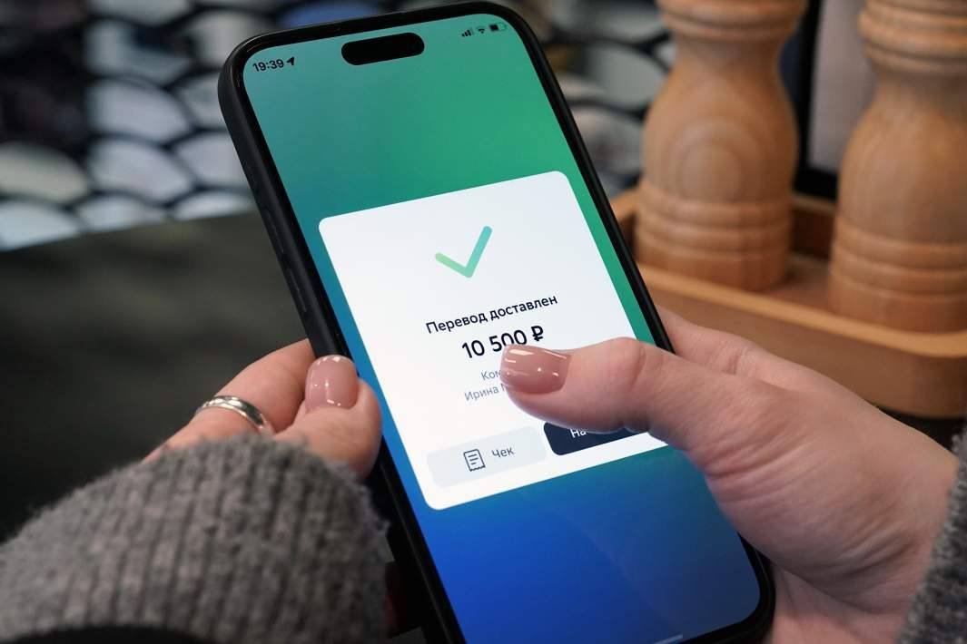 Своих не узнают переводы самому себе стали причиной блокировок карт Переводы с карты на свой же счёт в другом банке стали причиной для внезапных блокировок Клиенты и юристы сообщают о случаях когда банки замораживают операции или карты целиком после казалось бы безопасных транзакций Под подозрение попадают как крупные суммы например перевод зарплаты так и незначительные операции Эксперты объясняют это перестраховкой банков которые опасаются гигантских штрафов от ЦБ за недостаточный контроль за мошенничеством В ЦБ пояснили что банки обязаны проверять операции но имеют право лишь приостановить перевод а не заблокировать счёт Если клиент подтверждает операцию её обязаны исполнить С 1 января 2026 года контроль ужесточится Перечень подозрительных признаков расширится kvadratnymaster Фото Известия