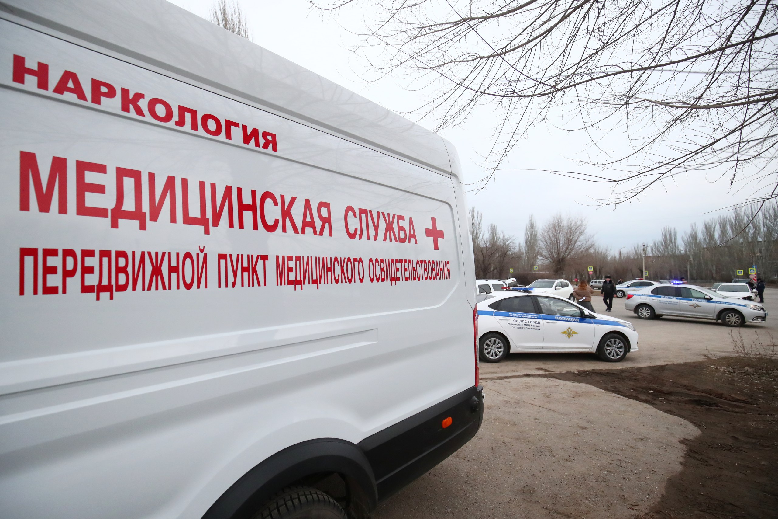 1 сентября вводится новый порядок медосвидетельствования водителей на опьянение. Что нужно знать  В числе главных нововведений - увеличение интервала между двумя проверками на алкотестере. Раньше он составлял 15–20 минут, теперь - 15–25 минут.    Анализ мочи должен быть предоставлен в течение 30 минут с момента выдачи направления.    В документы, сопровождающие направление на исследование, теперь обязательно включается информация о приеме лекарственных препаратов.    Медорганизация должна будет обеспечить хранение биоматериалов в течение трех месяцев с момента оформления справки, а полученных масс-спектров на электронных носителях - в течение пяти лет.   Расширен перечень веществ, на которые будут проверять водителя в ходе освидетельствования при подозрении на опьянение.   Водителя, который отказался пройти медосвидетельствование на состояние опьянения, ожидает штраф в размере 45 тыс. рублей, а также лишение водительских прав на срок от полутора до двух лет.   Фото: РИА Новости