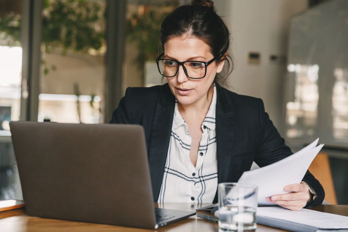 Форму счета фактуры официально обновили Правительство РФ актуализировало формы и порядок заполнения счетов фактур в т ч корректировочных а также книги покупок и книги продаж Так в частности форма счета фактуры дополнения строкой 5б К счету фактуре счетам фактурам выставленному выставленным при получении оплаты частичной оплаты или иных платежей в счет предстоящих поставок Эту строку продавец должен заполнять при выставлении счета фактуры в случае реализации с 01 01 2026 года товаров работ услуг в счет ранее полученного аванса Если авансовых счетов фактур несколько их реквизиты нужно указывать в этой строке через разделительный знак точка с запятой Также изменения внесены в книгу покупок и книгу продаж Продолжение читайте на нашем сайте