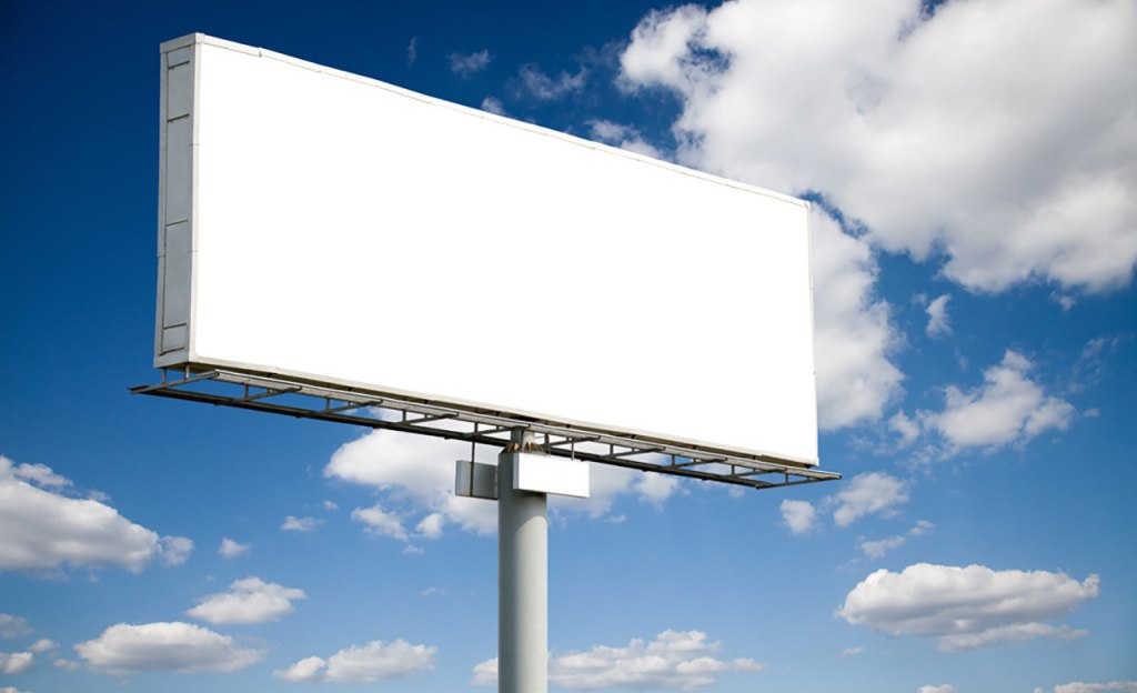 В Барнауле планируется внести изменения в правила размещения наружной рекламы Цель улучшение внешнего вида улиц и повышение привлекательности городской среды В частности с городских улиц предполагается убрать устаревшие виды рекламоносителей и развивать цифровые форматы Также для предотвращения визуального перенасыщения улиц будут установлены минимальные расстояния между отдельно стоящими рекламными конструкциями Outdoor Media