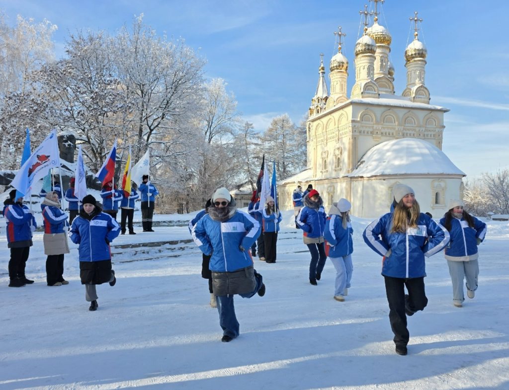 Рязанский Снежный десант отправился в путь Более сотни студентов открыли сезон Всероссийской патриотической акции В Рязанской области дали старт акции Снежный десант РСО в которой принимают участие более 130 представителей студенческих отрядов из университетов и колледжей региона а также трудовые отряды подростков На торжественной церемонии у памятника Сергею Есенину участников акции приветствовали заместитель председателя комитета по делам молодёжи Рязанской области Николай Петрушкин председатель совета ректоров вузов ректор РязГМУ имени академика И П Павлова Роман Калинин ректор РГУ имени С А Есенина Дмитрий Боков руководитель регионального штаба молодежной общероссийской общественной организации Российские студенческие стряды Дмитрий Босиков председатель совета ветеранов студенческих отрядов Елена Буняшина Снежный десант это такая патриотическая добровольческая акция когда студенты в свои каникулы собираются в отряды и выезжают в отдалённые населённые пункты Рязанской обл