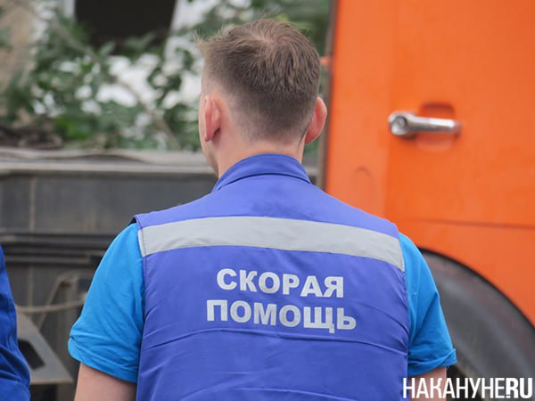 В свердловском минздраве предложили продолжить передачу "скорой" на аутсорсинг Перевод автомобильного парка "скорой помощи" на аутсорсинг в частные руки уменьшит время доезда врачей до пациентов. Об этом заявила заместитель министра здравоохранения Свердловской области Светлана Филиппова, выступая перед областными депутатами на заседании заксобрания. "Скорая помощь" приезжает с большим опозданием, которое исчисляется порой и часами, обратила внимание председатель регионального парламента Людмила Бабушкина. На это депутатам поступает очень много жалоб, сказала она. Также не соблюдаются планы по обработке вызовов. "Запланировано было 1452 вызова, а на самом деле 975. У "скорой помощи" мало машин? Врачей мало? Чего не хватает для того, чтобы, во-первых, быстро приезжали бригады и оказывали помощь, а второе, выполняли план?" — спросила Бабушкина. Как отметила Светлана Филиппова, в прошлом году рассматривался вопрос о переводе на аутсорсинг автомобильного парка "скорой помощи" Екатеринбурга. Опыт применения этой технологии "исключительно положительно" зарекомендовал себя в Нижнем Тагиле, где увеличилось и количество выездов, и скорость доезда, рассказала чиновница. "Я думаю, что в этом году к вопросу к этому мы вернемся. И если с 2026 года автомобильная служба "скорой помощи" будет переведена на аутсорсинг, то это исключительно в положительную сторону повлияет на скорость доезда", — добавила она. Также при новом руководстве минздрава в Свердловской области планируется реформа медучреждений с объединением больниц.