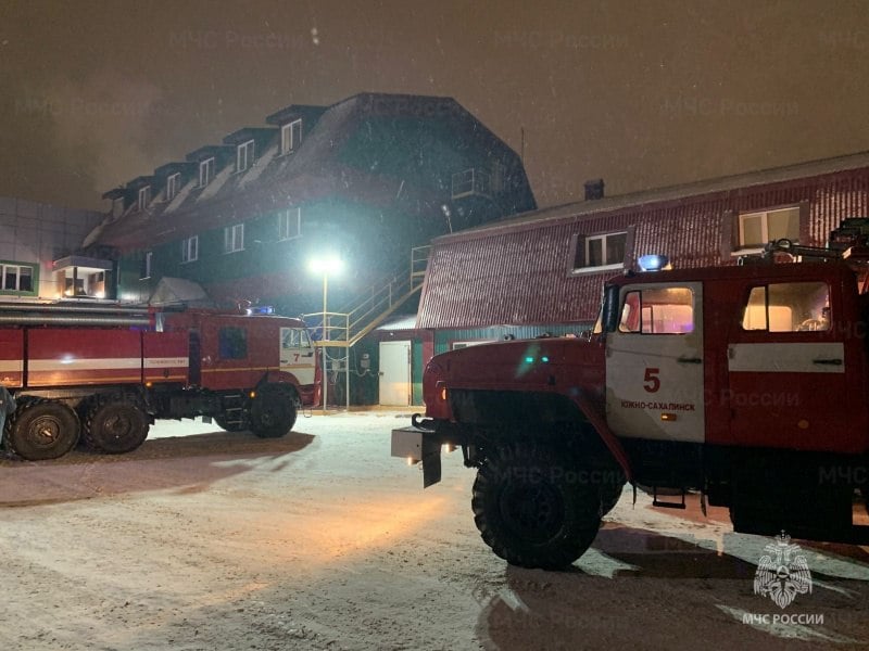 Пожарные ликвидируют возгорание в Южно-Сахалинске   Утром 26 декабря диспетчеру Южно-Сахалинского пожарно-спасательного гарнизона поступило сообщение о возгорании складского помещения по адресу: пр.Мира 2б/8а. Первый пожарный расчет прибыл через 8 минут. По предварительной информации, площадь возгорания составляет 500 кв.м.   В тушении участвуют 25 человек и 7 единиц техники ГУ МЧС России Сахалинской области. Погибших и пострадавших нет.