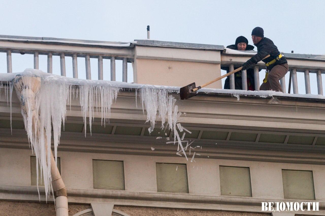 Нейросеть Городовой будет выявлять сосульки на крышах в Санкт Петербурге говорится в сообщении государственной административно технической инспекции ГАТИ Распознавать сосульки на крышах ИИ научился еще в конце прошлой зимы Тогда Городовой выявил проблемы с содержанием имущества у 21 собственника ГАТИ рекомендовала всем собственникам нежилых зданий и объектов контролировать чистоту кровли и не допускать образование наледи При фиксации нарушения собственнику назначается штраф в размере 100 тысяч рублей предупреждают в ГАТИ Подпишитесь на Ведомости