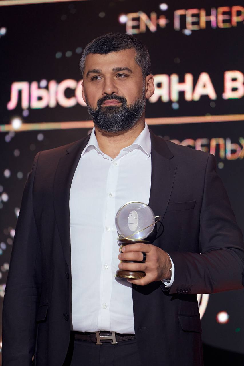 Эн вошла в пятерку лидеров рейтинга по качеству управления закупочной деятельностью В Москве прошла церемония награждения победителей V рейтинга качества управления закупочной деятельностью Исследование ежегодно готовит агентство Эксперт РА совместно с компанией Эксперт Бизнес Решения и бизнес клубом Срединный путь На мероприятии подвели итоги и отметили лучшие закупочные подразделения страны В этом году в рейтинге участвовали компании с объёмом закупок свыше 500 миллионов рублей Среди них представители энергетической финансовой и промышленной отраслей По результатам оценки Эн вошла в пятёрку лидеров подтвердив высокий уровень организации закупочной деятельности наряду с крупнейшими корпорациями России Компания ежегодно участвует в исследовании и стабильно удерживает позиции в числе лидеров От компании премию получил Давид Погосбеков первый заместитель генерального директора по коммерции и капитальному строительству Эн Генерация