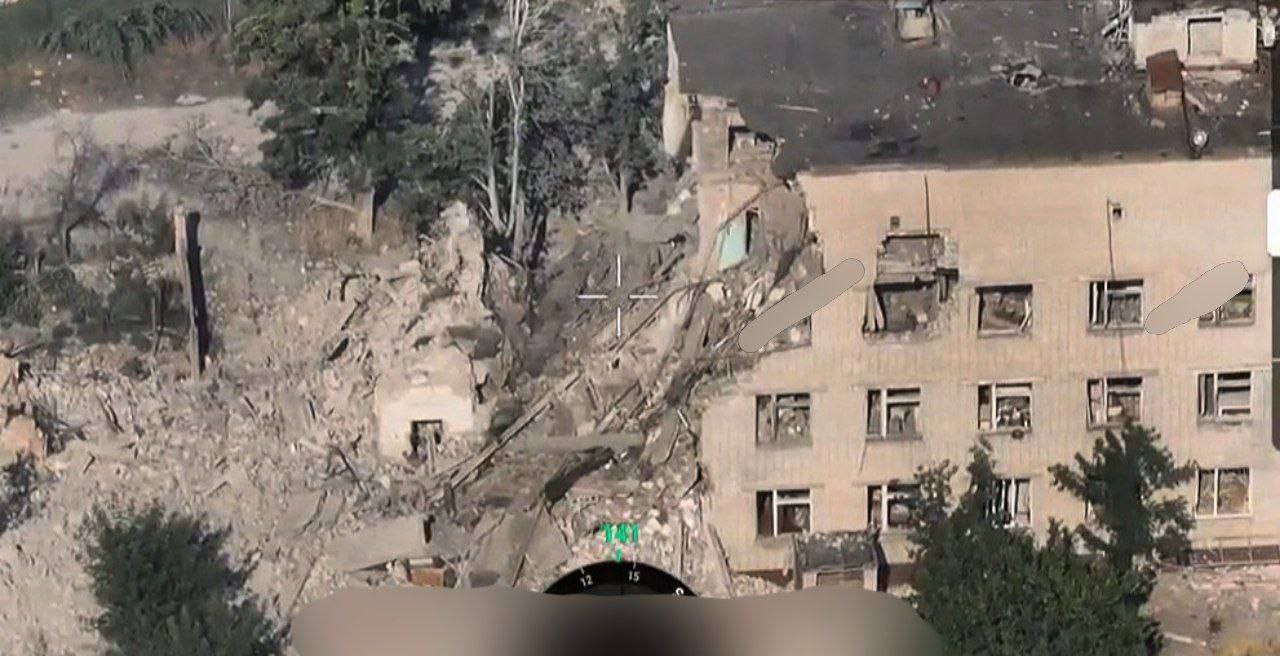 Обрушение пятиэтажного дома произошло в Алёшках Херсонской области из-за авиаудара ВСУ  Под завалами находятся люди, сообщил губернатор региона.