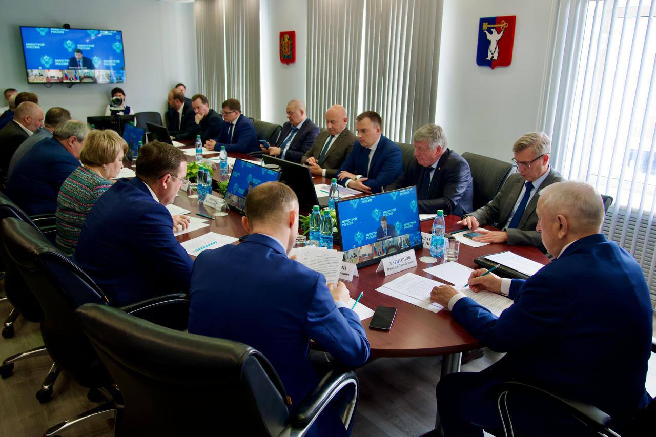 Члены Совета АСПОЛ: статс-секретарь – заместитель Министра РФ по развитию Дальнего Востока и Арктики Антон Александрович Басанский, заместитель председателя комитета Валентина Пивненко, член комитета Алексей Веллер, руководитель ПОРА Максим Данькин – приняли участие в работе выездного заседания Комитета ГД по развитию ДВ и Арктики, на котором обсудили ряд ключевых вопросов, касающихся реализации мастер-планов развития опорных населенных пунктов Арктической зоны Российской Федерации. Ранее, в рамках рабочей поездки Комитета Государственной Думы по развитию Дальнего Востока и Арктики в Норильск под руководством председателя комитета Николая Харитонова состоялся «круглый стол» на тему «Правовое обеспечение комплексного развития опорных населённых пунктов Арктической зоны Российской Федерации», в котором также участвовали губернаторы Архангельской и Мурманской областей Александр Цыбульский и Андрей Чибис и другие. По результатам рабочей поездки будут подготовлены рекомендации для Правительства Российской Федерации, Государственной Думы и арктических регионов по правовому и организационному регулированию вопросов комплексного развития опорных населенных пунктов Российской Арктики. #НовостиАСПОЛ
