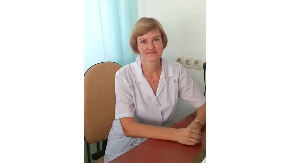 Медик из Иванова удостоена звания Заслуженный врач РФ Почетного звания Заслуженный врач РФ удостоена заведующая отделением Ивановской областной клинической больницы Татьяна Бражкина Соответствующий указ подписал Президент России Владимир Путин Татьяна Ивановна Бражкина работает врачом гематологом более 30 лет Владеет современными методами диагностики и лечения больных с патологией системы крови а также передовыми методиками исследования костного мозга Татьяна Бражкина входит в состав федеральных рабочих групп по разработке клинических рекомендаций и порядков оказания медицинской помощи С 2013 года занимает должность заведующей отделением гематологии и химиотерапии Ивановской областной клинической больницы Под руководством Татьяны Ивановны Бражкиной гематологическая служба региона вышла на новый уровень В практику внедрены современные мировые стандарты диагностики и лечения включая высокодозную химиотерапию и применение таргетных препаратов
