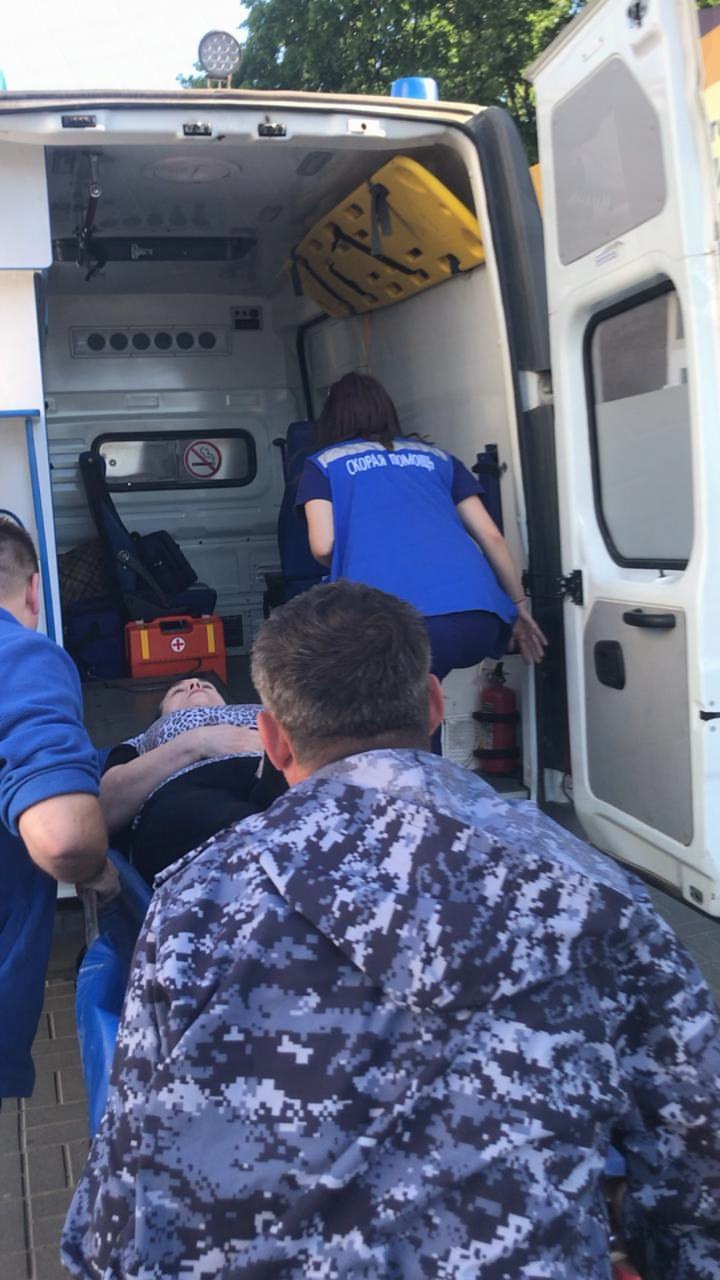 В Тамбове пенсионерка получила серьезные травмы, выходя из автобуса. Сначала водитель зажал ее дверьми, потом поехал, не обращая внимания на то, что женщина выпала на дорогу. Кондуктор тоже ничего не предпринимал. Подписчица попросила предать огласке этот случай. Ведь пострадала ее мама. Вчера, 28 мая, 7 часов 10 минут утра, остановка «Динамо». Женщина 1959 года рождения оплатила проезд и собралась выходить через переднюю дверь. В это время водитель автобуса маршрута №50 вдруг решает эту дверь закрыть. Женщину зажимает. Тут автобус трогается с места, едет. Женщина падает на асфальт. Ни водитель, ни кондуктор на это никак не реагируют. Автобус просто уезжает с места ДТП. Приезжает «скорая», пострадавшую везут в больницу. Там у нее диагностируют многочисленные травмы: перелом лучевой кости руки со смещением, перелом шейки бедра со смещением, ссадины, ушибы. Теперь ей предстоит сложная операция и долгая реабилитация с пока неизвестными последствиями. Сейчас родственники ищут свидетелей и видеозаписи происшествия: «Обстоятельства установлены, но нам важно найти видео! Звоните по телефону 8-999-622-03-65. Полиция работает, решается вопрос о возбуждении уголовного дела. Помимо прочего, здесь усматривается намеренное причинение тяжкого вреда здоровью, т. к. водитель и кондуктор не могли не увидеть, что женщину зажало и она не смогла выбраться, когда автобус уже тронулся». Пострадавшей желаем скорейшего выздоровления. Виновным справедливого наказания. Фото с места происшествия