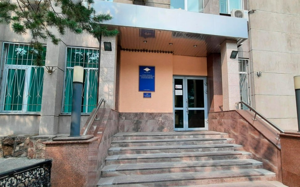 Глава отдела центра Э арестован в Красноярске Центральный районный суд Красноярска отправил в СИЗО начальника отдела Центра противодействия экстремизму ГУ МВД по Красноярскому краю сообщила объединенная пресс служба судов региона Силовика подозревают в получении взятки в крупном размере пункт в ч 5 ст 290 УК Полицейский арестован до 18 января 2025 года Подписаться Прислать новость Помочь бустами