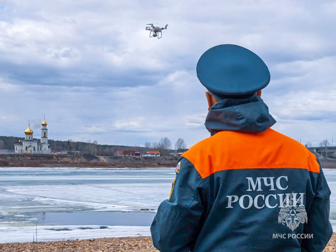 Гидрологическая обстановка на реках Якутии Ледоход на р. Лена проходит по территории Иркутской области, до границы с Якутией – 121 км. На участке Витим-Пеледуй отмечаются закраины и подвижки льда с различной интенсивностью. По уточненному прогнозу Якутского УГМС ледоход ожидается 4-6 мая, у г. Ленск ледоход прогнозируется 8-11 мая. На участке р. Олекма Джикимда – Куду-Кюель в пределах Олекминского района суточный рост уровней воды составляет от 5 до 17 см за сутки. На всем протяжении р. Алдан отмечается повышение уровней воды от 10 до 50 см за сутки, наблюдается ледостав, вода на льду, закраины и лед потемнел. На р. Амга у с.Амга уровень воды за сутки повысился на 20 см, наблюдаются разводья. На р. Вилюй наблюдаются колебания уровней воды с интенсивностью от -4 до +8 см за сутки, отмечается ледостав. На реках севера и северо-востока сохраняется зимний режим. На р. Дюктюене у с.Бясь-Кюель уровень воды 1022 см, с достижением критической отметки. По состоянию на 09.00 якт подтопленных жилых домов – нет, зафиксирован выход воды на пойменную часть. Администрацией района было предложено переселиться жителям в Пункт временного размещения граждан. Жители отказались. Вопросы жизнеобеспечения населения решены в полном объеме. При ухудшении гидрологической обстановки в готовности к убытию находятся спасатели МЧС России. «С целью минимизации последствий от весеннего половодья организовано постоянное взаимодействие с Якутским и Иркутским УГМС. В целях координации действий сил и средств на базе ЦУКС Главного управления организована работа межведомственной рабочей группы Постоянно действующего оперативного штаба республики», - Павел Гарин.