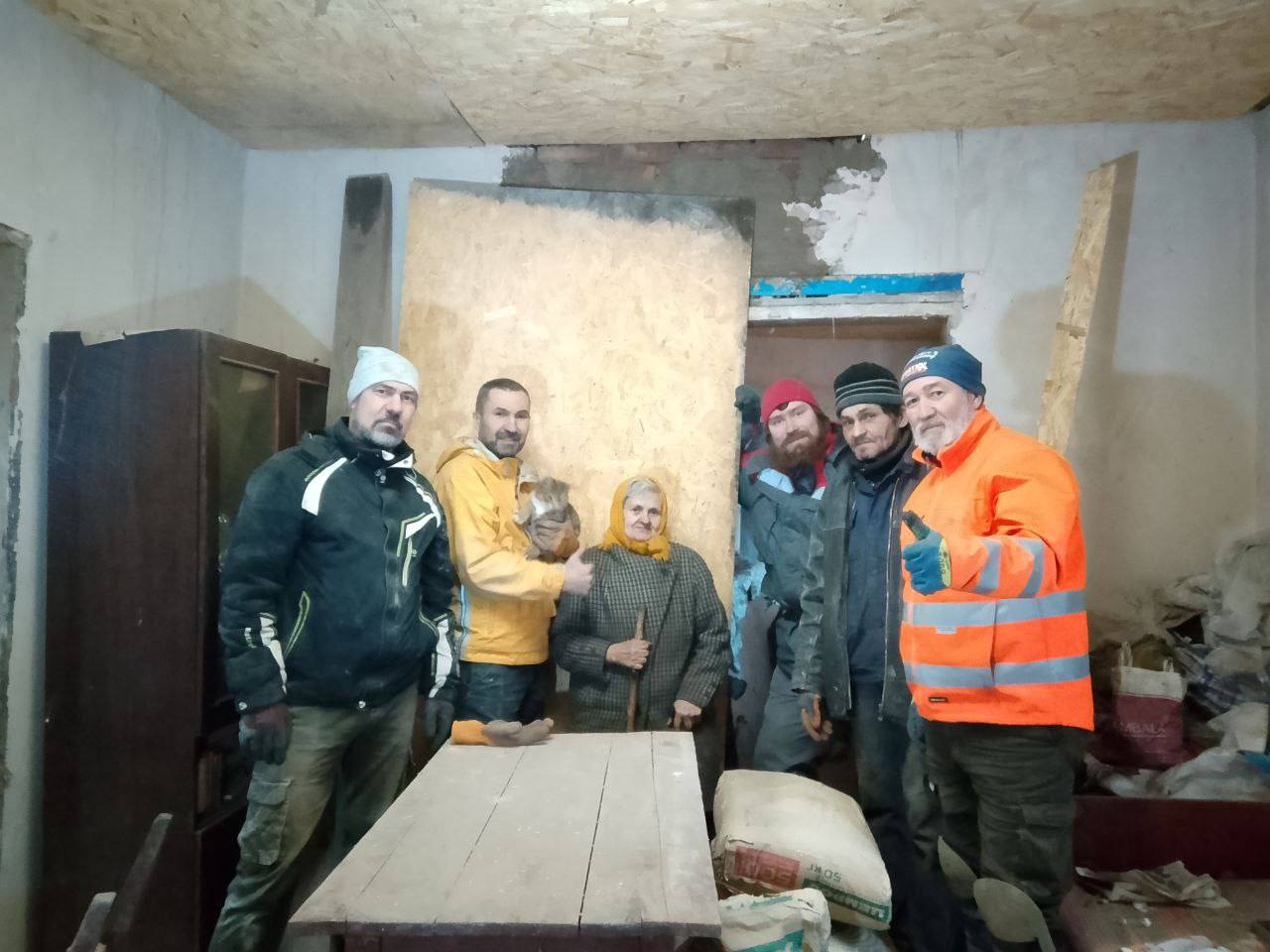 Челябинцев зовут восстанавливать частные дома в ДНР Жителям области предлагают стать добровольцами для восстановления индивидуальных домов в городе Авдеевка Донецкой народной республики Волонтеров позвал отдел социального служения местной епархии Первые трое волонтеров в рамках церковной миссии уже уехали в ДНР Мы починили крышу одинокой бабушке начали восстанавливать дом пожилой пары работу продолжила новая смена Здесь все делается сообща одни начинают другие завершают Помощь мирным наше общее дело перед Богом поделился участник миссии Станислав Казаков Подписаться на канал ЕАН Челябинск