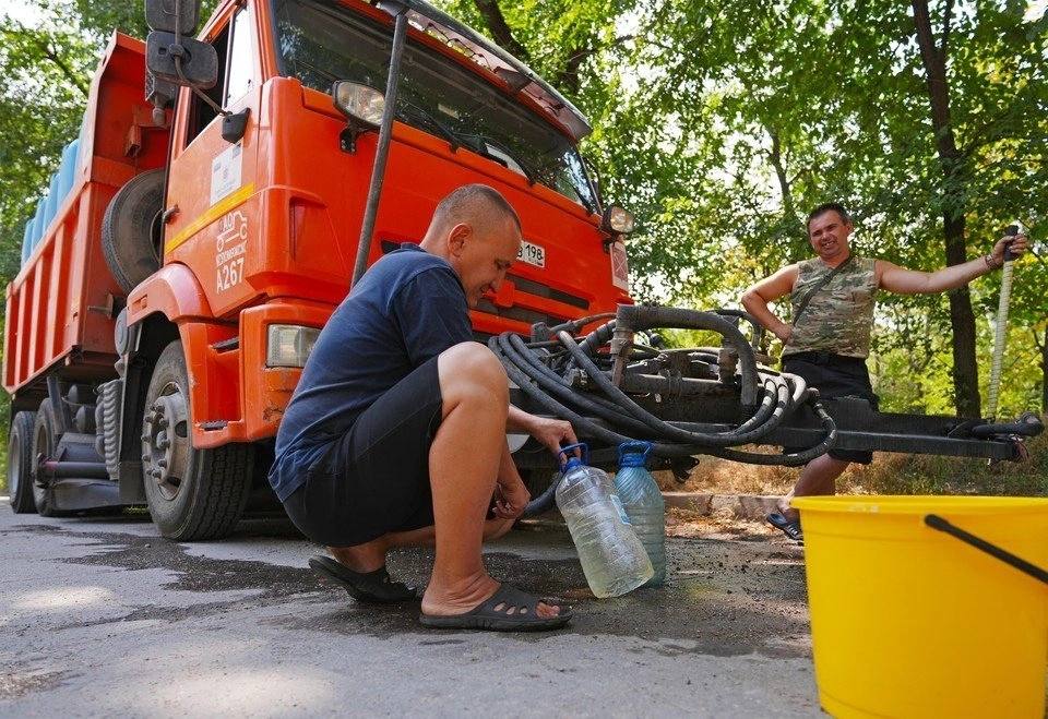 Отсутствие водоснабжения в некоторых районах Мариуполя стало серьезной проблемой. Вода подается по почасовому графику, однако из-за аварий и ремонтных работ она не всегда доходит до каждого дома. Чтобы помочь местным жителям, в проблемные районы города была организована доставка воды. Специальные автоцистерны привозят необходимые запасы питьевой воды прямо к домам. Таким образом, семьи получают доступ к важному ресурсу, который в данный момент особенно необходим. Источник: