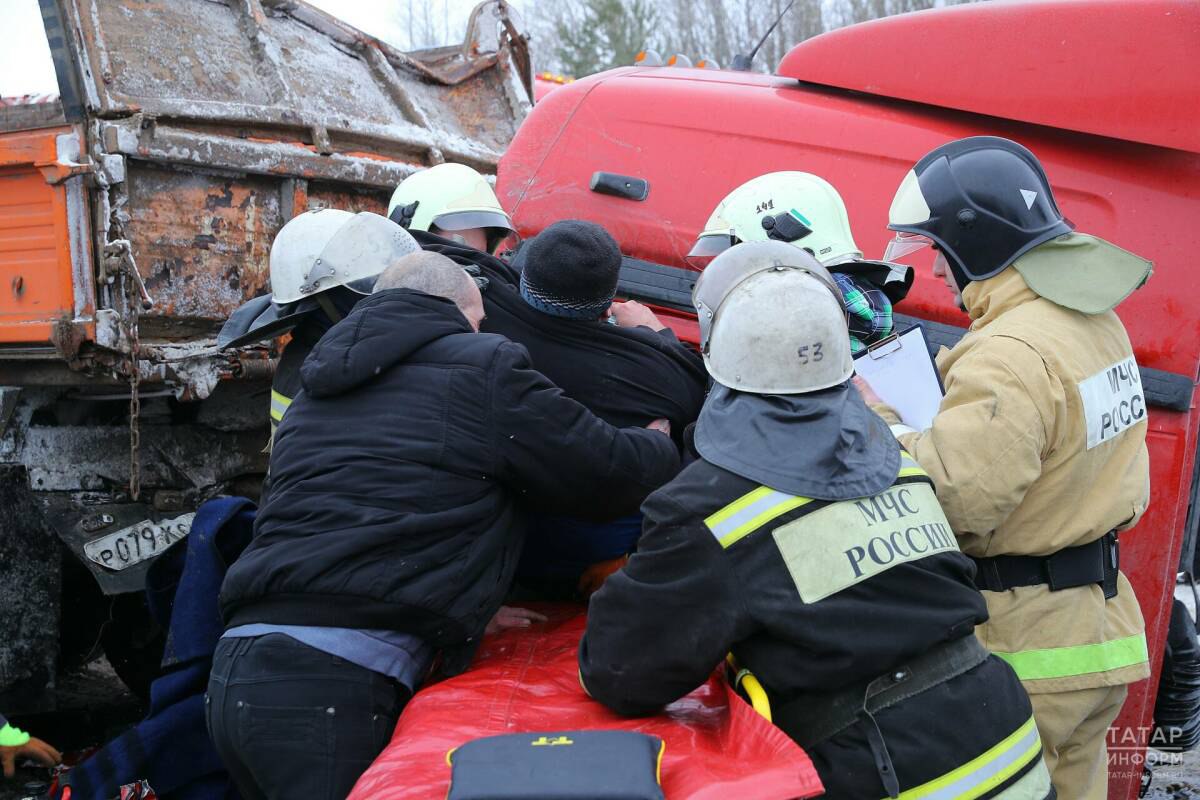 С начала года в Татарстане зафиксировано уже 228 ДТП в которых погибли 40 человек Ситуация на дорогах Татарстана оставляет желать лучшего тенденция все та же число дорожно транспортных происшествий в сравнении с прошлым годом снижается но те ДТП что произошли отличаются более тяжелыми последствиями По состоянию на 8 февраля на территории Республике Татарстан зафиксировано 228 ДТП в которых погибли 40 и были ранены 300 человек Только за январь погибли 29 человек По сравнению с аналогичным периодом прошлого года число аварий снизилось а количество погибших выросло сообщил на брифинге в Кабинете Министров РТ начальник Управления ГИБДД МВД по республике Рустем Гарипов Основными причинами дорожных происшествий остаются нарушение правил перестроения несоблюдение очередности проезда перекрестков и отвлечение внимания водителей Нередко отмечают в ГАИ люди одновременно управляют автомобилем и смотрят в телефон Сколько ДТП произошло по вине пьяных водителей Что делать курьерам чтобы не попасть в страшную статистику Как планируют в этом году обезопасить дороги республики Об этом в репортаже Татар информа с брифинга в Доме Правительства РТ Смерть даже одного человека трагедия для семьи и страны что происходит на дорогах РТ iatatarinform tatarinform