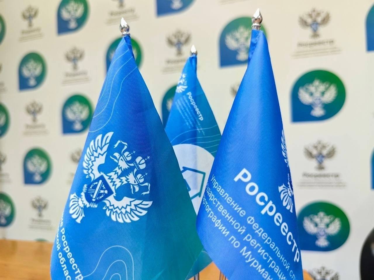 Вечерний Мурманск Специалисты мурманского Росреестра ответили на вопросы северян Как оградить земельный участок не нарушив при этом законодательства Для чего в Единый государственный реестр недвижимости ЕГРН вносят сведения об электронной почте Можно ли вернуть госпошлину за регистрацию имущественных прав уплаченную по ошибке И зарегистрируют ли право собственности на участок без установленных границ доставшийся в наследство На эти вопросы ответили специалисты регионального Управления Росреестра Читайте в статье или на нашем подробнее на канале Вечерний Мурманск