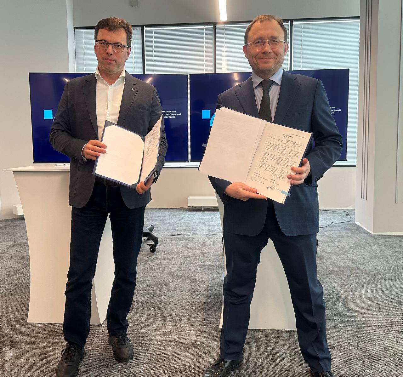 ГК Росводоканал и СахГУ усиливают работу по подготовке специалистов для сферы водоснабжения и водоотведения Генеральный директор ГК Росводоканал Сергей Эмдин и о ректора главного островного вуза Алексей Огнев подписали стратегическое соглашение о партнерстве Документ предполагает комплексное взаимодействие по обучению специалистов их практической подготовке а также совместной разработке и внедрению в отрасль перспективных научных и коммерческих проектов На базе СахГУ планируется создать профильную кафедру в сфере водоснабжения и водоотведения РВК Сахалин как предприятие Группы Росводоканал будет активно участвовать в реализации образовательных программ привлекать своих ведущих экспертов к преподавательской деятельности и формированию актуальных учебных курсов Для нашей компании это новый стратегический шаг в развитии кадрового резерва СахГУ как флагман образования обладает мощным академическим потенциалом Наша задача обогатить студентов прикладным опытом Мы целенаправленно и поступательно развиваем систему социальных лифтов для молодежи от студенческой скамьи через углубленную практико ориентированную подготовку к уверенному лидерству в профессии Создание корпоративной кафедры и последующее трудоустройство лучших выпускников это инвестиция в устойчивое развитие и инфраструктурную независимость как отрасли так и региона отметил генеральный директор ГК Росводоканал Сергей Эмдин Одним из самых перспективных направлений станет развитие научно технического и технологического сотрудничества Уже в текущем году РВК Сахалин и СахГУ приступят к реализации совместных проектов включающих научно исследовательские и опытно конструкторские работы НИОКР Подписание соглашения с РВК Сахалин для вуза имеет стратегическое значение Реализация мероприятий по трем направлениям это залог развития научно образовательного потенциала Передовой инженерной школы СахГУ и создания кадрового резерва Сахалинской области Мы рады что с подписанием этого документа обретаем надежного партнера в решении важных государственных и социальных задач отметил исполняющий обязанности ректора СахГУ Алексей Огнев