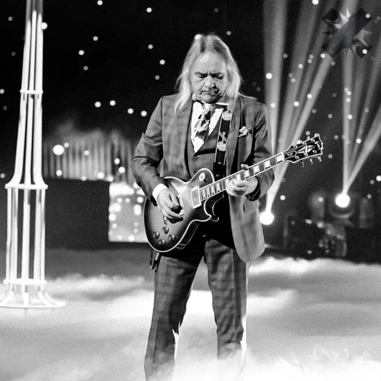 Умер экс гитарист Любэ Юрий Рыманов на 70 м году жизни О смерти сообщили в группе ВКонтакте ВИА Лейся песня где он выступал в последние годы Причина проблемы с сердцем музыкант скончался в клинике Рыманов родился в 1956 году играл в Любэ с 1998 по 2008 ранее сотрудничал с Высоцким НМШ