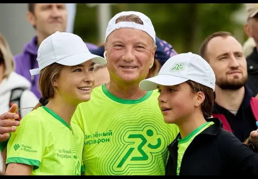 Дочь главы «Сбербанка» Мария Греф отказалась от флага РФ и подписала декларацию, что не поддерживает войну Мария Греф, дочь главы Сбербанка Германа Грефа, получила нейтральный статус от Международной федерации конного спорта FEI , что позволяет ей участвовать в зарубежных соревнованиях по выездке. Для этого ей пришлось отказаться от флага России и подписать декларацию о непричастности к войне в Украине. Сейчас она живет и учится в Лондоне. Несмотря на то что её отец находится под санкциями ЕС, США и Великобритании, FEI заявила, что проверка не выявила компрометирующей информации о самой Марии. Также подчеркнули, что статус «политически значимого лица» распространяется только на Германа Грефа. Мария — кандидат в мастера спорта, ранее тренировалась в элитном подмосковном клубе «Отрада». Недавно она перевезла в Лондон своего коня Гиви, с которым выступала с детства. Семья владеет еще тремя лошадьми, одна из которых — Голден Авентуре — может стоить до 200 тыс. евро. Антикоррупционный эксперт Илья Шуманов считает эту ситуацию уязвимостью санкционной системы: при том что отец под санкциями, дочь продолжает использовать ресурсы, полученные благодаря его положению. Подписаться Прислать новость
