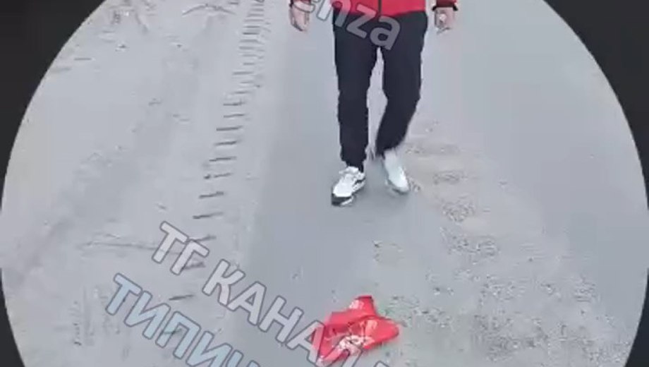 В Пензенской области произошел еще один инцидент с флагом: в селе Лопатино молодой человек сорвал его с магазина и пообещал сжечь. Через некоторое время флаг с изображением ордена «Отечественная война» оказался на земле. Поступок молодого человека запечатлел на видео его приятель. 13 мая запись появилась в Сети. Как рассказали PenzaInform.ru в полиции, инцидент произошел еще 7 мая. Личность молодого человека была установлена на следующий день: им оказался 18-летний местный житель. Проводится проверка. Во «ВКонтакте» ситуацию прокомментировал представитель администрации Лопатинского района: «Действующее лицо на видео определено. С молодым человеком проведена беседа и с его бывшим опекуном, т. к. он имеет психические отклонения, на фоне которых он не осознает свои действия и поступки. Работа с данным молодым человеком будет продолжена. Приносим извинения всем, кого затронула данный инцидент». Кадр /4028.