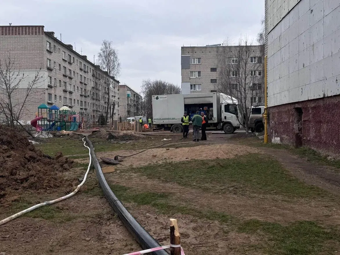 Коммунальную инфраструктуру обновляют в Калуге В регионе реализуется программа модернизации систем водоснабжения и водоотведения Работы охватывают Калугу и село Бурнашево а общая протяженность обновляемых сетей превышает 10 км Один из ключевых объектов аварийный коллектор на улице Промышленной дома 2 8 Уже выполнены подготовительные работы организована перекачка сточных вод Впереди санация трубопровода без вскрытия грунта Объект готов на 11 завершение летом 2026 года Параллельно ведется реконструкция водопроводных сетей  участок на Грабцевском шоссе 1650 м обеспечивающий водой около 9 7 тысячи человек готовность 36  участок на улице Путейской 2 2 км сейчас идет подготовка к началу работ готовность 8 Все работы планируют завершить к лету 2026 года Наш канал в MAX Прислать новость