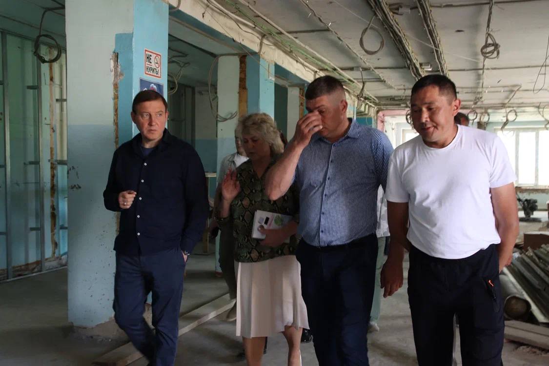 Проверили сегодня, как идет капитальный ремонт в Шебалинском центре культуры. Последний раз был тут в марте. Динамика за три месяца - ощутимая. Строительные работы - с опережением графика. Залиты полы на первом этаже, смонтирована кровля, установлены окна. В высокой степени готовности - тепловые и электросети, пожарная сигнализация. Ведутся внутренние работы и облицовка здания. Центр культуры в Шебалино станет одним из лучших в Республике. С библиотекой, хореографическим и спортивным залами. Готовы открыть его в сентябре. Но чтобы сдать «под ключ», нужно оперативно заключать контракты на оборудование, одежду для сцены и другую «начинку». Сегодня администрация района в поисках подрядчика, который готов поставить оборудование авансом. Нужно ускориться. Поручил Минстрою и Минкультуры включиться в эту работу, чтобы открыть объект уже осенью этого года.