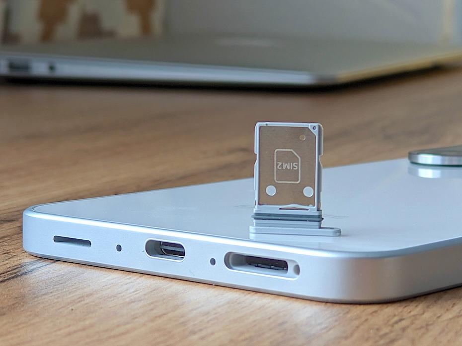 Мобильная связь подорожает в 2026 из за новой функции мессенджера MAX Минцифры РФ обсуждает перенос всех банковских уведомлений в MAX Функция может быть запущена до конца текущего года Обязывать банки заменять обычные СМС на сообщения в MAX власти не будут Однако сами банки будут очень рады им воспользоваться так как сейчас одна СМС клиенту стоит порядка 1 2 рубля Учитывая постоянный рост стоимости SMS от операторов связи переход на Max кажется для нас экономически целесообразным решением говорят в Совкомбанке Анонимный собеседник издания считает что инициатива грозит операторам потерей дохода Для операторов такая инициатива означает заметное сокращение доходов в среднем от 30 до 100 руб на абонента Это приведет к повышению стоимости тарифов говорит он С другой стороны завязывать все банковские уведомления на одно приложение может быть чревато любой сбой в работе MAX парализует клиентский раздел банковской системы iguides