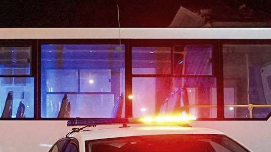 Из за невнимательности водителя автобуса погибла женщина В Комсомольске будут судить 66 летнего водителя автобуса из за которого погибла женщина 30 января он выезжал из производственного бокса и задел алюминиевые подмости которые упали и придавили женщину стоявшую у стены От полученных травм та скончалась на месте Возбуждено уголовное дело по факту причинения смерти по неосторожности