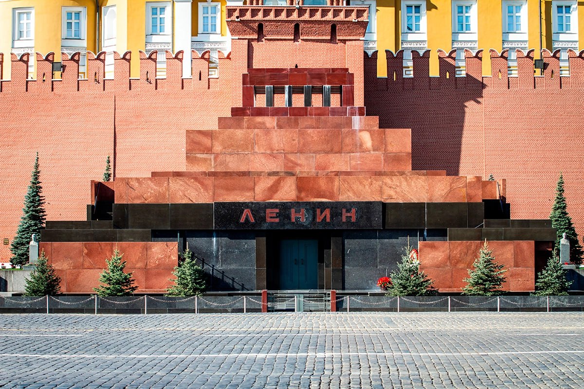 Перезахоронение Ленина не поддерживает почти половина россиян 44 В поддержку сноса Мавзолея и перезахоронения лидера большевиков высказался каждый третий россиянин 36 Затруднились с ответом 19 респондентов отказался отвечать 1 Чаще всего протестуют против перезахоронения Ленина люди старше 60 лет Москва сейчас Подписаться Прислать новость