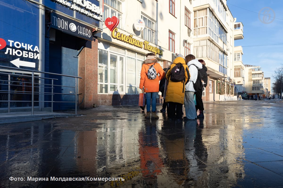 Буллинг в школах перешел на новый уровень в интернете также распространилась практика доксинга публикация личных данных детей ради травли По словам официального представителя УФСБ России по Свердловской области Елены Докучаевой преступления террористической направленности включая стрельбу начинаются именно со школьного буллинга Подписывайтесь на Ъ Урал