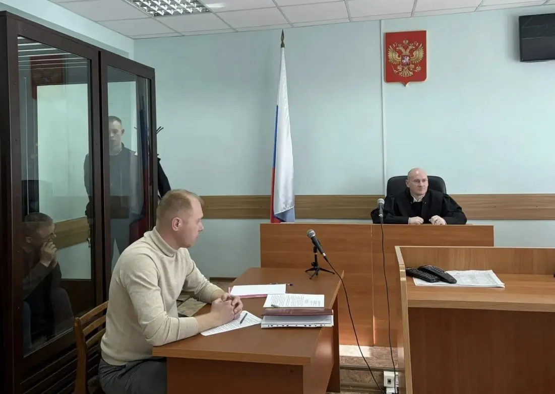 В Удмуртии суд заключил под стражу экс министра сельского хозяйства республики Михаила Юдина сообщили в пресс службе судейского сообщества региона По версии следствия обвиняемый занимая должность министра сельского хозяйства Удмуртии в конце 2024 года превысил свои служебные полномочия Из корыстной и иной личной заинтересованности инициировал перераспределение бюджетных ассигнований и подготовил нормативно правовую базу для предоставления субсидии на возмещение части затрат понесенных при реализации инвестиционных проектов в агропромышленном комплексе в сумме 41 000 000 рублей которые были перечислены со счета Министерства сельского хозяйства и продовольствия Удмуртской Республики на расчетный счет акционерного общества говорится в сообщении Обвиняемый и его защитник просили избрать меру пресечения не связанную с изоляцией от общества Однако суд учитывая обстоятельства дела отправил Михаила Юдина в СИЗО до 21 июня 2026 года Фото объединённая пресс служба судов Удмуртии