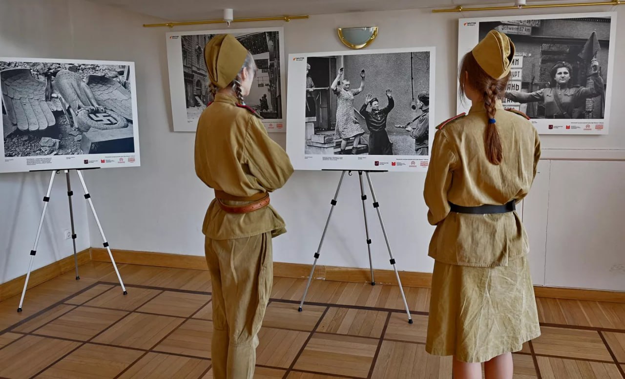 # ⏏ Фотовыставка "Совинформбюро. 1945-й. Победа!" открылась в Минске и Бресте Экспозиции приурочены к 80-летию Великой Победы. Основу выставок составляют фотографии из архивов Совинформбюро, на которых военные корреспонденты того времени запечатлели финальные дни войны/ На выставке, которая открылась в Доме Москвы в Минске, представлены уникальные фотографии советских военных фотокорреспондентов, которые рискуя жизнью, снимали историю Великой Победы. Параллельно с фотовыставкой также представил интерактивную часть экспозиции — VR-проект "Нюрнберг. VRдикт народов". В Бресте фотовыставка "Совинформбюро. 1945-й. Победа!" открыта в руинах Белого дворца в Мемориальном комплексе "Брестская крепость-герой". в этом году также представит фотовыставку "Совинформбюро. 1945-й. Победа!" на международном фестивале "Славянский базар в Витебске".