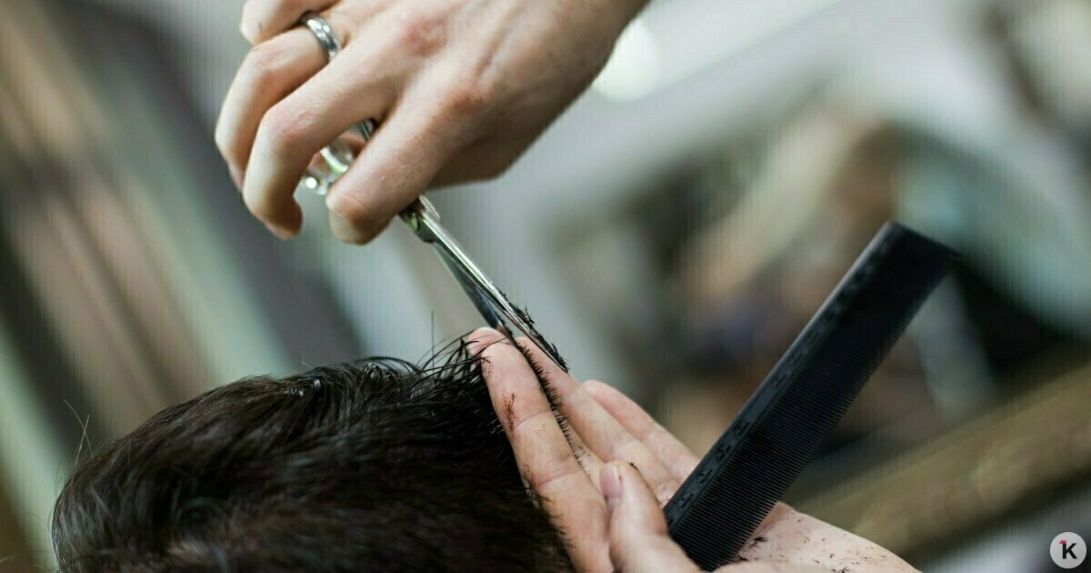 Среди молодёжи набирает популярность культовая в 2000 х мужская причёска чёлка штрихкод Согласно данным СМИ зумеры всё чаще приходят именно за этой стрижкой Однако если в нулевые так стригли за 100 рублей то сейчас барберы берут за такую причёску от 1200 рублей В сумму входит и укладка которая должна фиксировать чёлку Мастера называют этот образ стильным и дерзким Он подходит для коротких и средней длины волос Это и делает его универсальным выбором для молодых людей