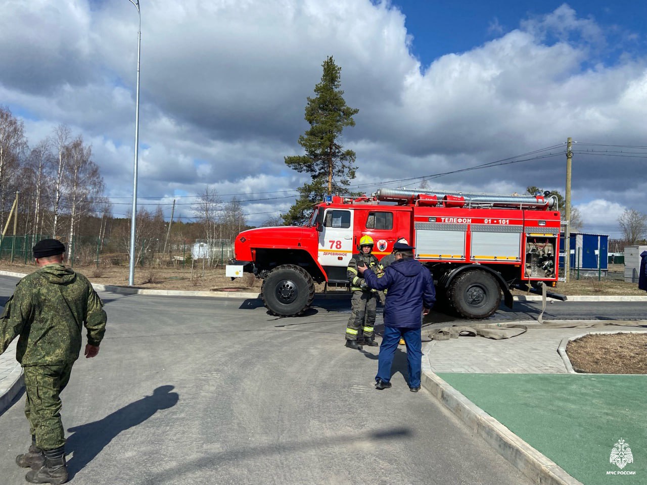 В Карелии прошли Всероссийские учения по антитеррору Всероссийские учения по эвакуации прошли в образовательных учреждениях Карелии. Во время комплексной тренировки свои действия отработали сотрудники МЧС Республики Карелия, представители других ведомств и Администрации, а также сотрудники охраны, обучающиеся и представители объектов образовательных организаций. Подробнее #МЧСРоссии #МЧСКарелии #МЧС