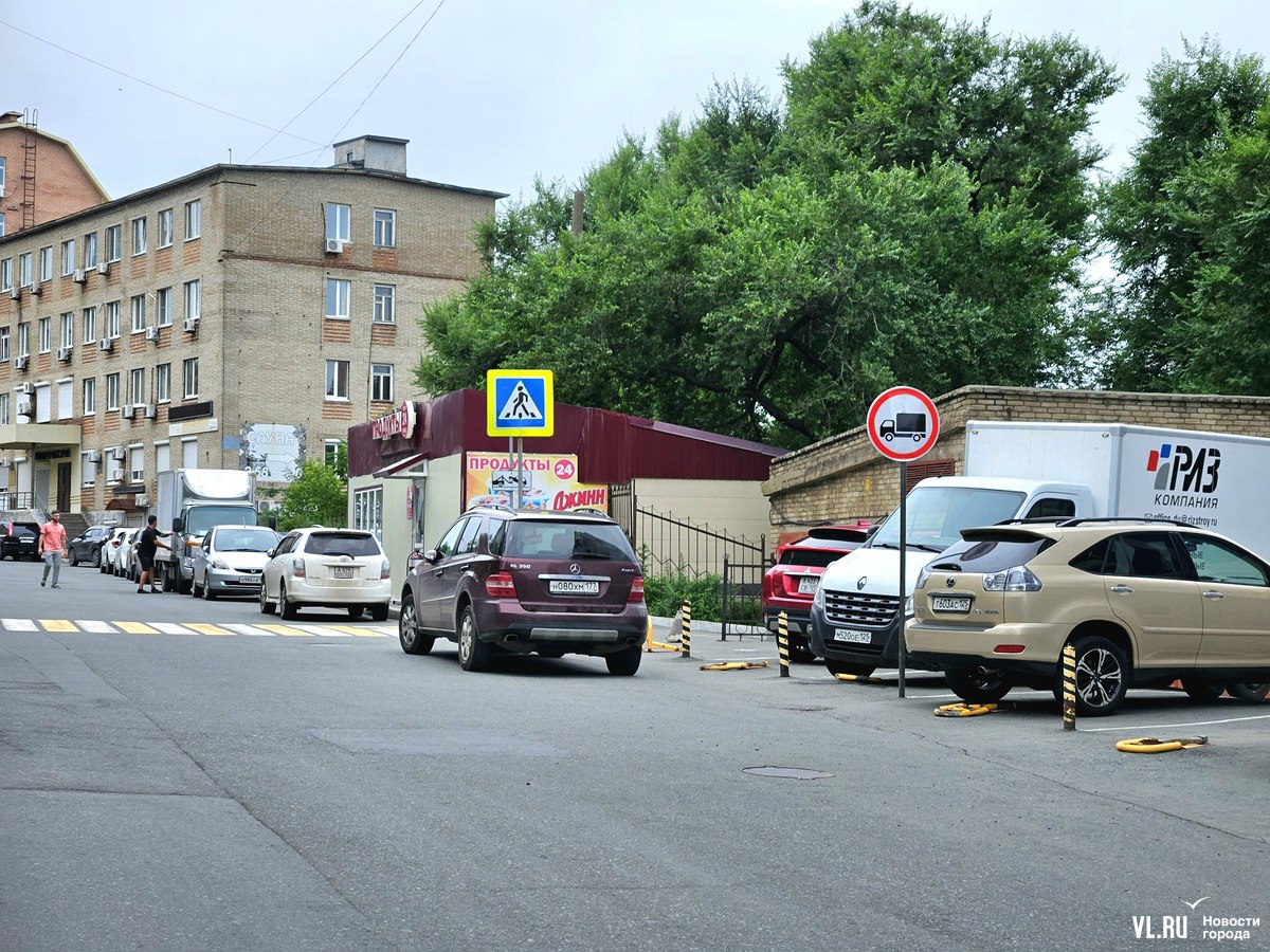 Из-за жары большегрузам запретили заезжать во Владивосток по низководному мосту и выезжать из портов днём Недавно на въезде во Владивосток и на выезде из портов появились знаки, запрещающие движение большегрузов с 07:00 до 21:00. Мера будет действовать до 15 августа включительно и связана с жарой, во время которой тяжёлые машины могут повредить дорожное покрытие. Запрет действует вне зависимости от температуры воздуха. Но почему-то грузовиков в городе меньше не стало. Подробнее