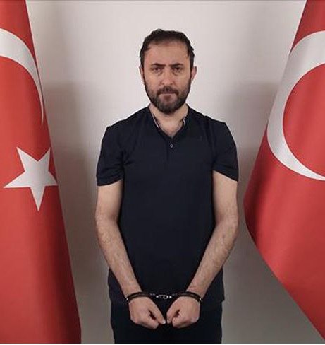 Одного из главарей ИГ Озгюра Алтуна задержали на пакистано-афганской границе в результате операции разведслужб Турции и Пакистана, передает агентство Anadolu. Сообщается, что спецслужбы сорвали планы террористов против Турции, расшифрована их вербовка, изъяты цифровые материалы, принадлежащие организации, а также планы действий. "Исламское государство", запрещенная в России террористическая группировка