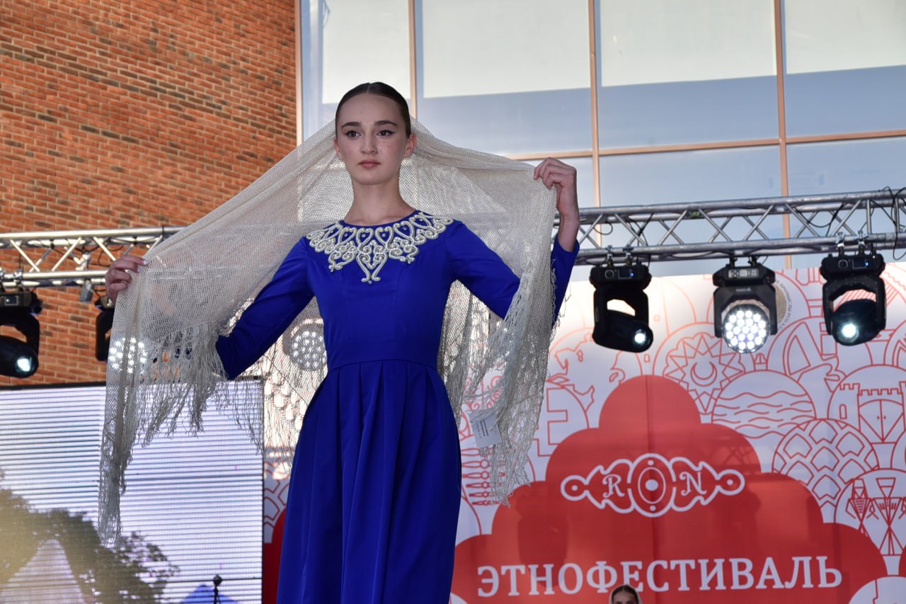 Завтра, 30 июля, во Владикавказе стартует этнофестиваль «Рон». Открытие состоится в выставочном зале Национального музея РСО-Алания. «В фестивале примут участие 50 мастеров с разных концов страны — из Крыма, Оренбурга, Дагестана, Ставропольского края, Кабардино-Балкарии и других регионов. Они представят свои уникальные работы на выставке-ярмарке народных художественных промыслов» , — сообщила директор мероприятия Алана Бзарова. Торжественное закрытие, дефиле-показы и концерт состоятся 3 августа. Предполагается участие около 10 тысяч зрителей.