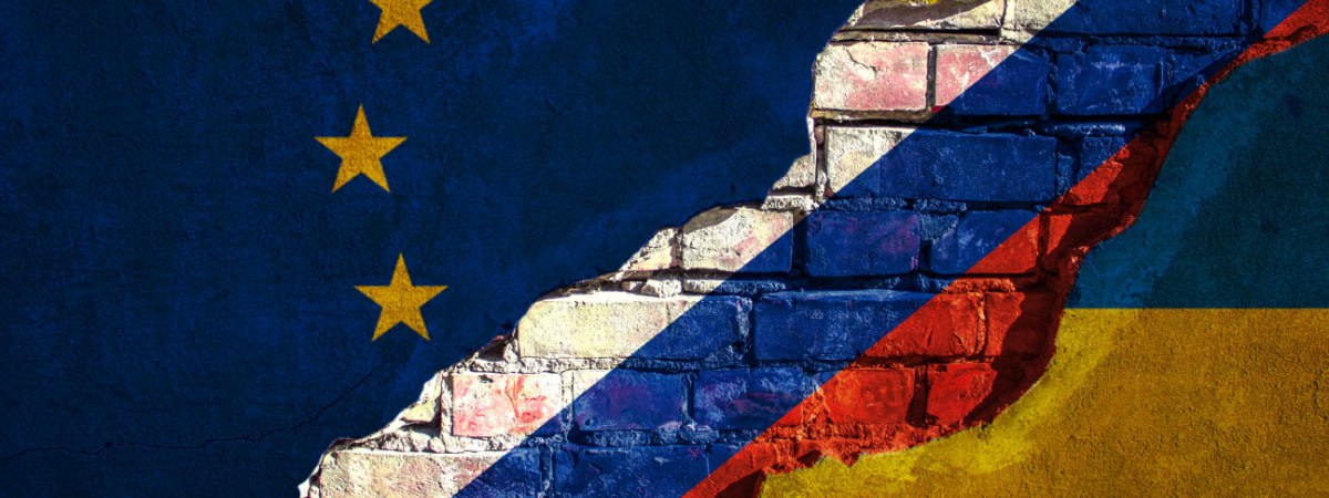 Правительства стран Европы призывают руководство Евросоюза назначить собственного представителя для контактов с Россией который бы представлял их интересы в переговорах по российско украинскому конфликту сообщает Politico со ссылкой на дипломатов и чиновников Три источника сообщили что предложение призванное не допустить того что США заключат сделку с Россией за их спиной получило поддержку Еврокомиссии и ряда стран в том числе Франции и Италии Сторонники инициативы считают что присутствие ЕС за столом переговоров позволит сохранить ключевые позиции в том числе о возможном будущем членстве Украины в НАТО В последние недели президент Франции Эмманюэль Макрон и премьер Италии Джорджа Мелони публично призвали открыть дипломатические каналы связи с российским президентом Владимиром Путиным несмотря на то что переговоры инициированные США зашли в тупик напоминает издание По словам одного из европейских чиновников французский лидер настаивает что ЕС нужно хотя бы частично участвовать в переговорном процессе между американцами и россиянами а итальянский премьер поддерживает эту точку зрения Пока в Брюсселе нет единства относительно ключевых обязанностей задач и полномочий будущего переговорщика В частности еще предстоит обсудить будет ли представитель действовать от имени ЕС или всей коалиции желающих и должен ли это быть действующий политик или чиновник Собеседники Politico в числе возможных кандидатов на эту роль называют президента Финляндии Александра Стубба а в Риме считают что на нее подходит бывший премьер Италии и экс глава Европейского центрального банка Марио Драги Представители ЕС в разговоре с изданием отметили что должности специального посланника не существует поэтому разговоры о кандидатах преждевременны По данным Politico вопрос о назначении спецпосланника по Украине впервые был поднят на саммите ЕС в марте 2025 года и получил большую поддержку но решение так и не было принято