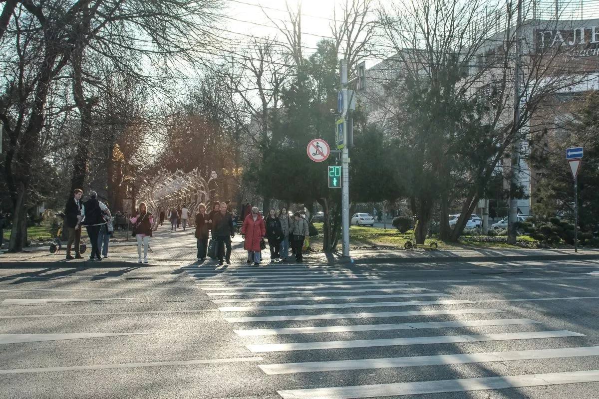 8 января сразу в трёх городах Краснодарского края обновились температурные рекорды  В Краснодаре воздух прогрелся до 15 1 C это на 0 1 градуса теплее чем было в этот день в 2021 году  В Анапе также зафиксировали 15 1 C Там был побит рекорд державшийся 56 лет в 1970 году температура поднималась лишь до 14 5 C  Необычно тепло было и в Приморско Ахтарске термометры показали 14 2 C Предыдущий максимум здесь отмечали в 2025 году 13 3 C Кубанские Новости   Мы в MAX