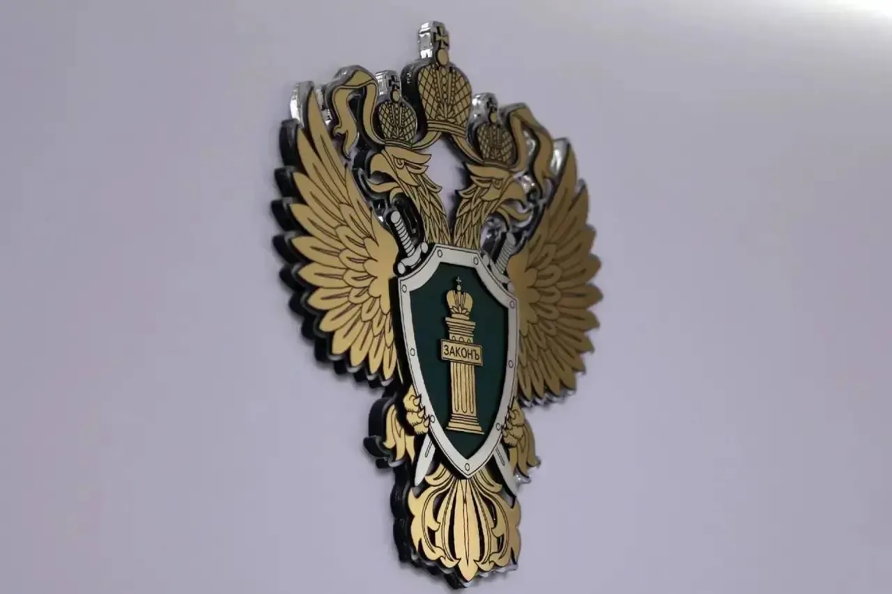 Прокуратурой Кыринского района восстановлены трудовые права работников Прокуратура Кыринского района провела проверку по обращению 4 граждан о невыплате заработной платы которые оформлены по договорам гражданско правового характера с ООО Импульс проводившем субподрядные работы по устройству теплосетей в селе Кыра Работодатель при наличии признаков трудовых отношений заключил гражданско правовые договоры К характерным признакам трудовых отношений в соответствии со статьями 15 и 56 Трудового кодекса Российской Федерации в частности относятся достижение сторонами соглашения о личном выполнении работником определенной заранее обусловленной трудовой функции в интересах под контролем и управлением работодателя подчинение работника действующим у работодателя правилам внутреннего трудового распорядка графику работы сменности обеспечение работодателем условий труда выполнение работником трудовой функции за плату В этой связи прокуратурой района направлены в суд исковые заявления в интересах граждан об обязании легализовать трудовые отношения взыскании с предприятия заработной платы а также компенсации за неправомерную задержку В апреле 2026 года Кыринским районным судом исковые требования прокуратуры удовлетворены в полном объеме установлен факт трудовых отношений заявителей с ООО Импульс на работодателя возложена обязанность произвести причитающиеся выплаты в общей сумме свыше 441 тыс рублей а также денежную компенсацию за задержку оплаты труда в размере более 68 тыс рублей прокуратура Забайкалье Кыра труд права