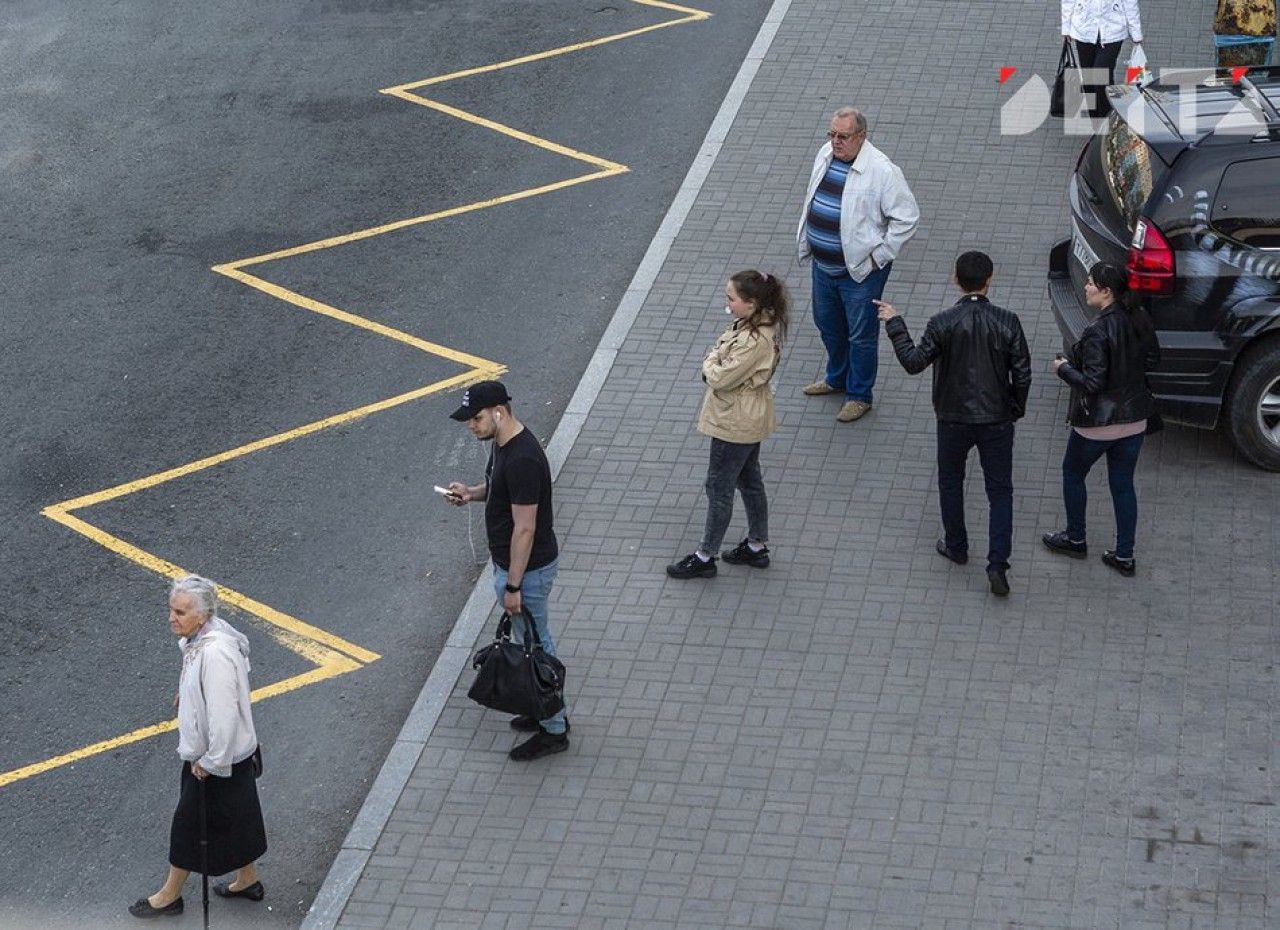 Студентам ДВФУ добавят автобусы в часы пик а на Эгершельде запустят новый маршрут В мэрии Владивостока проанализировали пассажиропоток на Русский остров Выяснилось что максимальная нагрузка приходится на время начала и окончания занятий в университете Чтобы студентам было проще добираться на пары и домой в эти часы на маршруты 15 и 77 выпустят по одному дополнительному автобусу Кроме того изменения ждут и жителей Эгершельда Уже в пятницу 12 декабря в микрорайоне запустят новый автобусный маршрут 88 Маяк Посьетская Deitaru