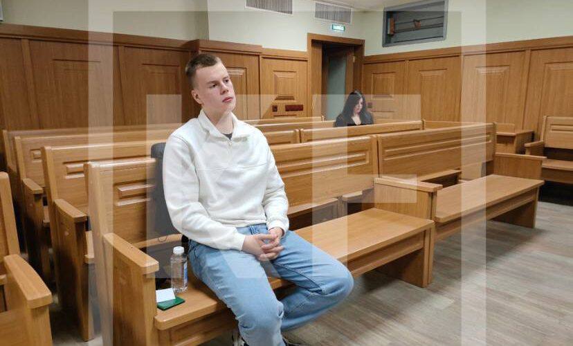 В Казани стартовал суд над юношей, обвиняемом в оправдании нацизма По версии следствия, зимой 2024 года казанец Егор Маслов, будучи несовершеннолетним, разместил в чате одного из мессенджеров комментарий с признаками оправдания нацизма во время Второй мировой войны. Это заявление было подтверждено заключением экспертизы. Гособвинителем на заседании выступает прокурор РТ Альберт Суергулов. KazanFirst в бот